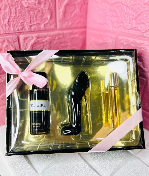 Set de regalo de fragancia "Cool Girl",  del perfume "Good Girl" de Carolina Herrera.