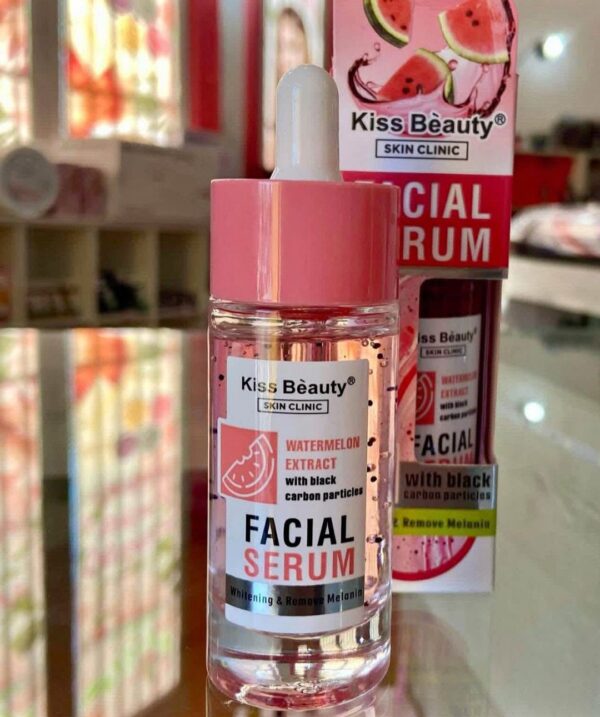 Sérum facial Kiss Beauty Skin Clinic con extracto de sandía y partículas de carbón negro.